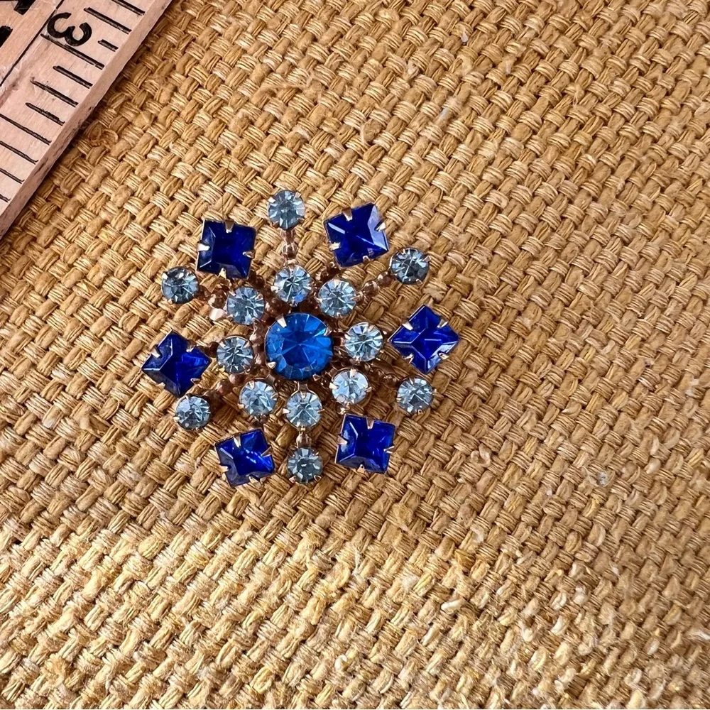 Vintage Atomic Snowflake MCM brooch in shades of blue crystals unmarked